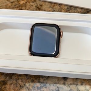 apple watch 5 comes with white silicon band
